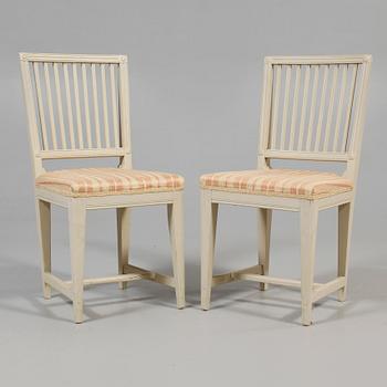 STOLAR, ett par, sengustaviansk stil, sk Leksandstolar, omkring sekelskiftet 1800/1900.