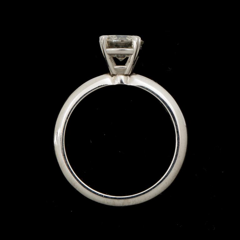 RING, 18k vitguld med briljantslipad diamant, totalt ca 1,2 ct. Vikt ca 4,9 gram.
