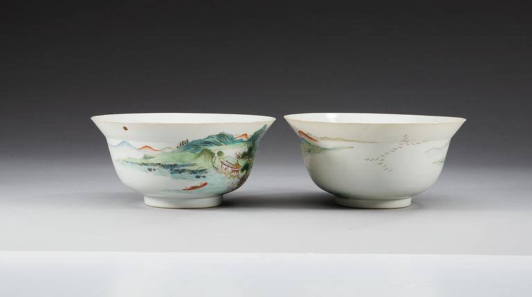 A pair of famille rose bowls, first half of 20th Century, with seal mark.