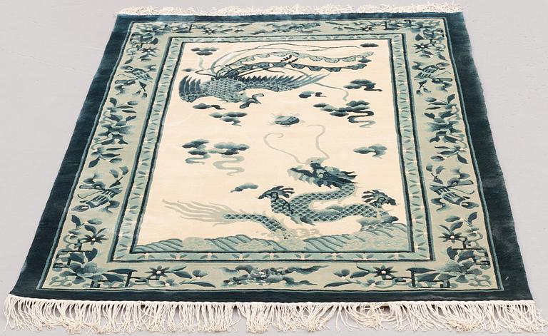 An chinese silk rug, around 155 x 92 cm.