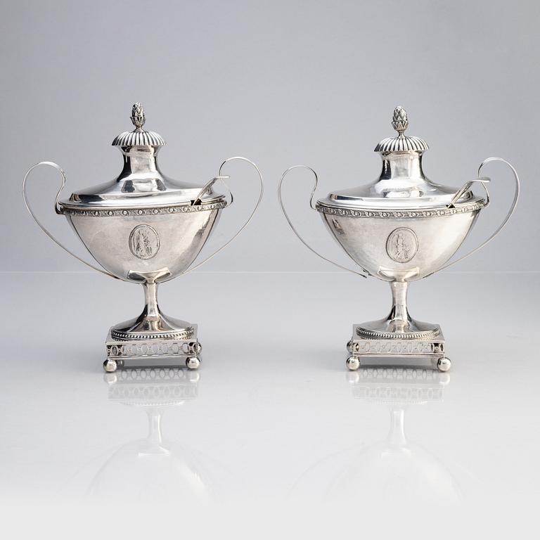 Sven Pihlgren och Anders Risén, sockerskålar med lock, silver, två snarlika. Tidigt 1800-tal. Sengustavianska.