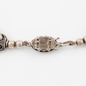 Collier silver femradigt med turkos och korall.