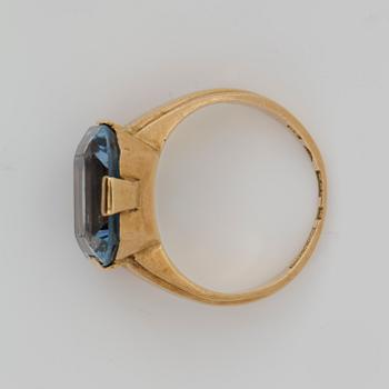 RING, 18 k guld med akvamarin ca 12 x 10 mm. Vikt ca 4 g.