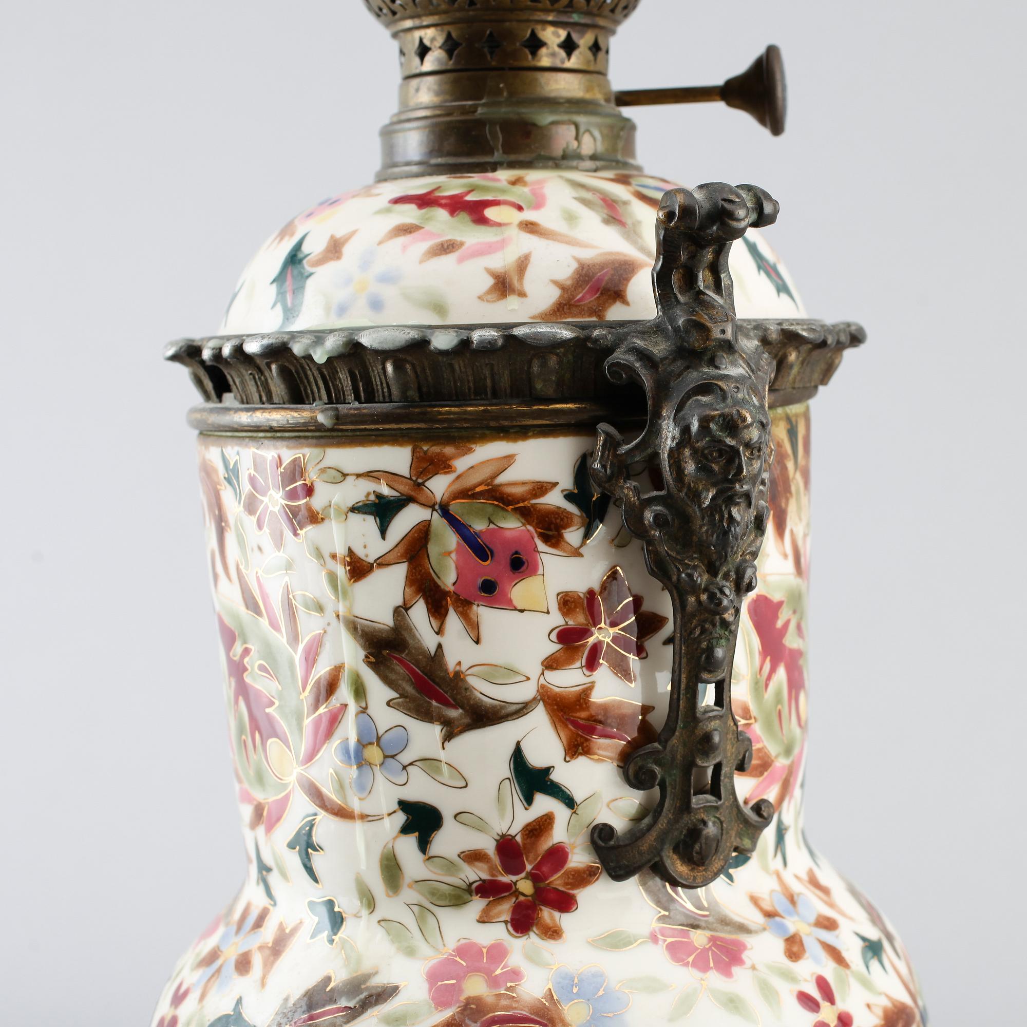 BORDSFOTOGENLAMPA, porslin, omkring år 1900.