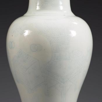 A white glazed vase with 'anhua' pattern, Qing dynasty (1644-1912).