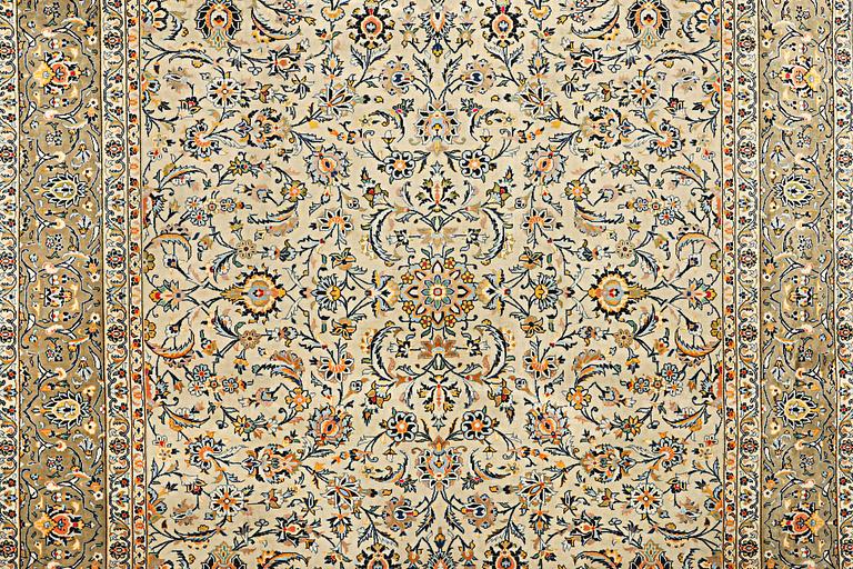 A carpet, Kashan, ca 320 x 255 cm.