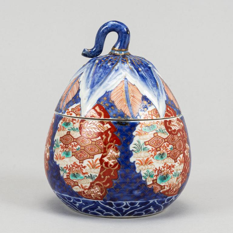 An imari pear shaped jar with cover, Japan, Meiji period (1868-1912).