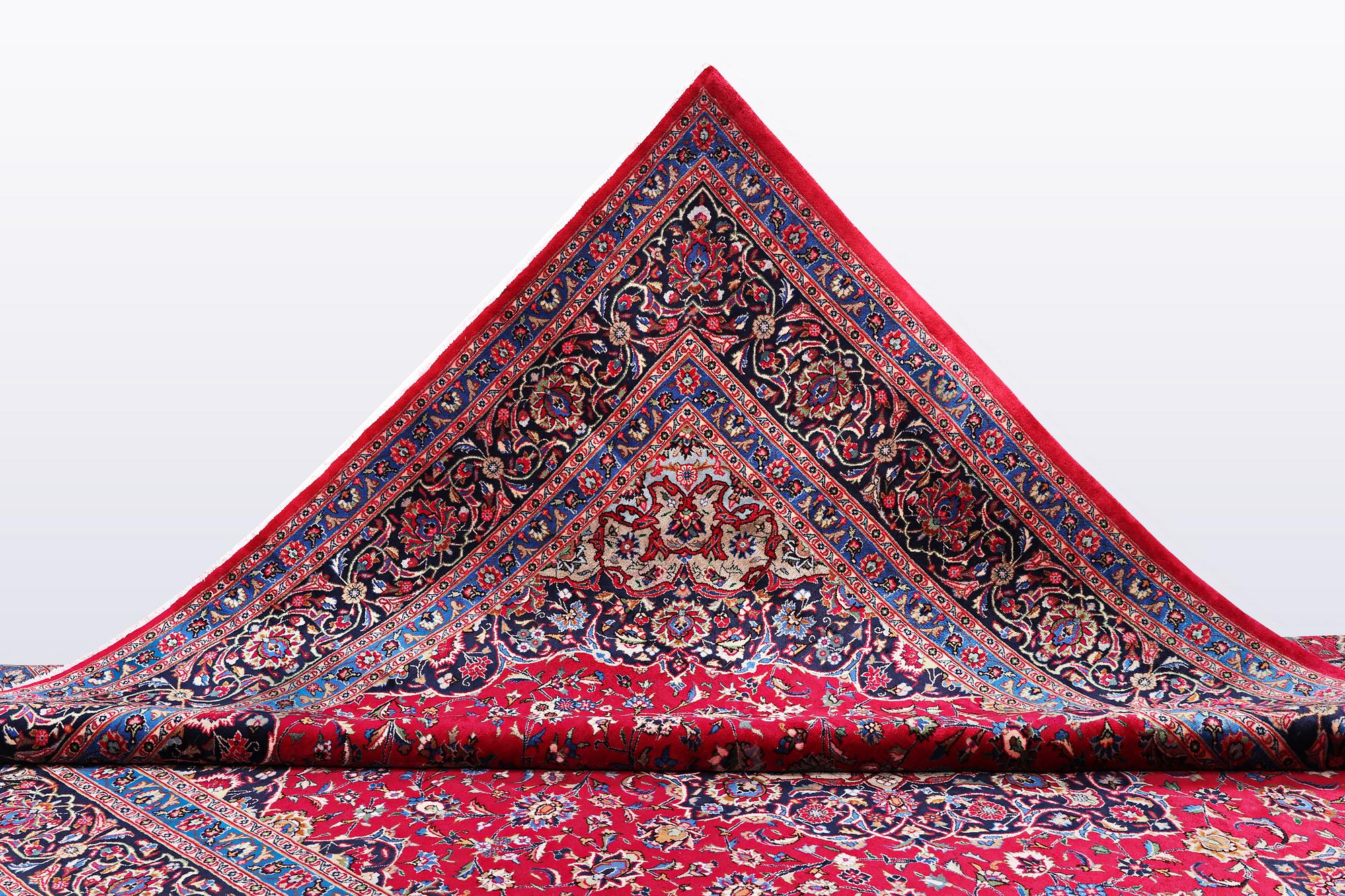 A carpet, Kashan, ca 395 x 295 cm.