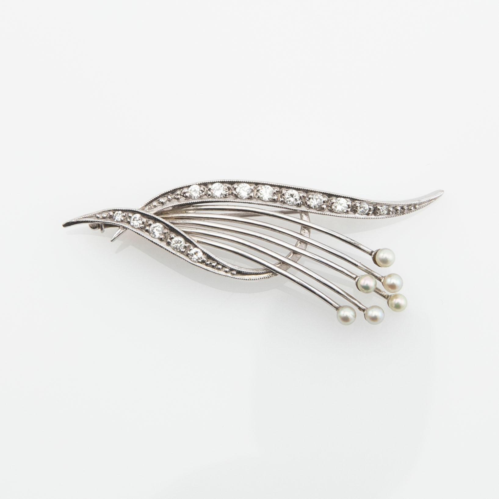 Brooch, 18K white gold with diamonds and pearls.