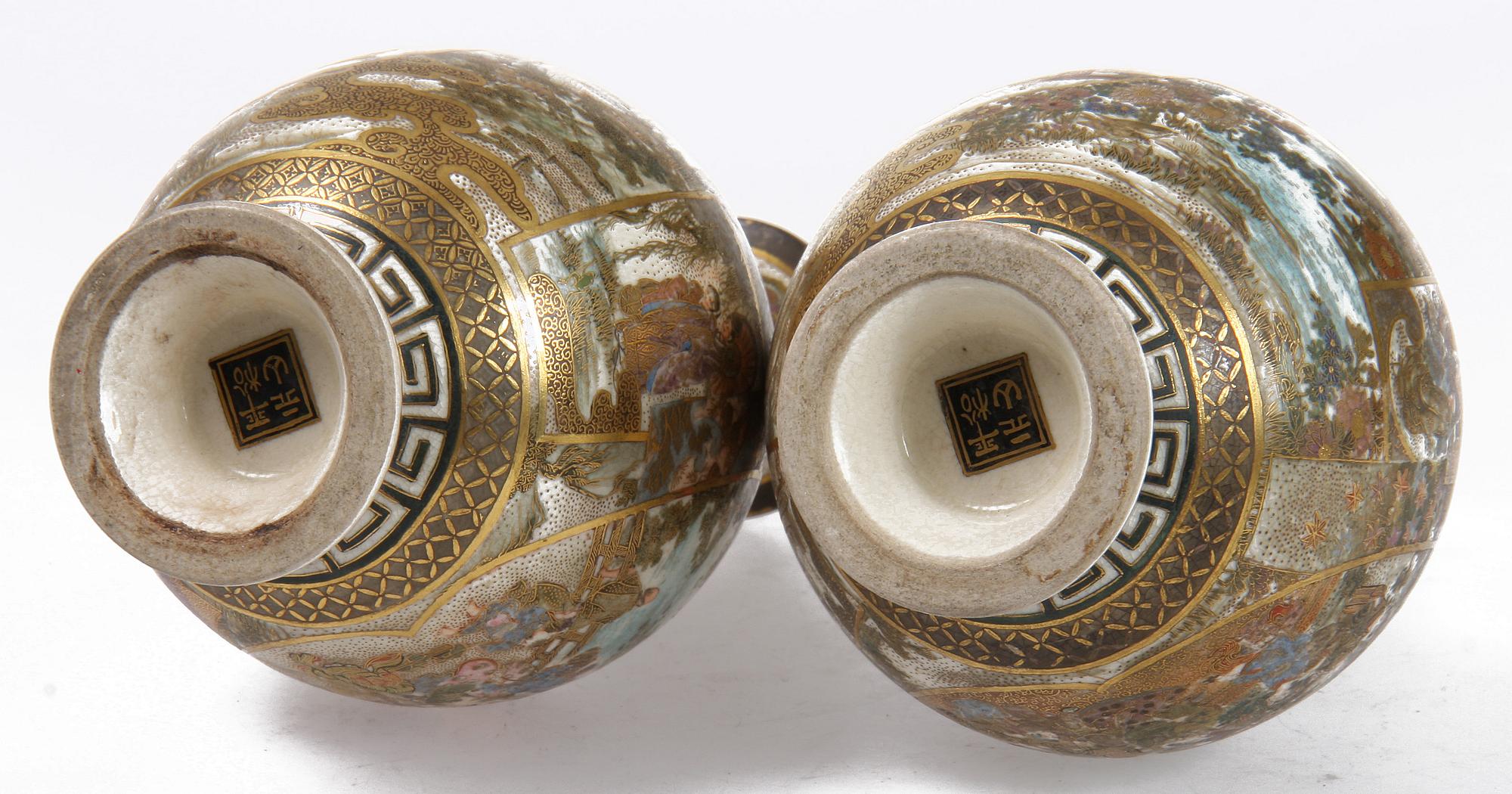 VASER, ett par, flintgods, satsuma, Japan, 1800/1900-tal.