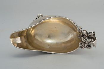 KERMAKKO, hopeaa, rokokoo. Petter Eneroth Tukholma 1783. Sisältä kullattu. Pituus 17 cm, paino 217 g.