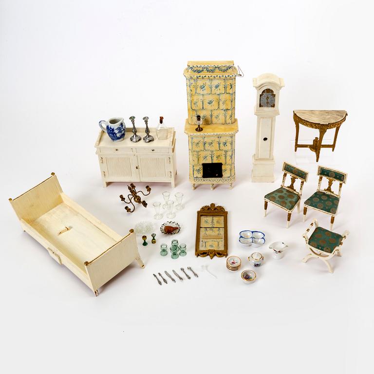 A set of nine Dolby doll furniture mid 1900s.