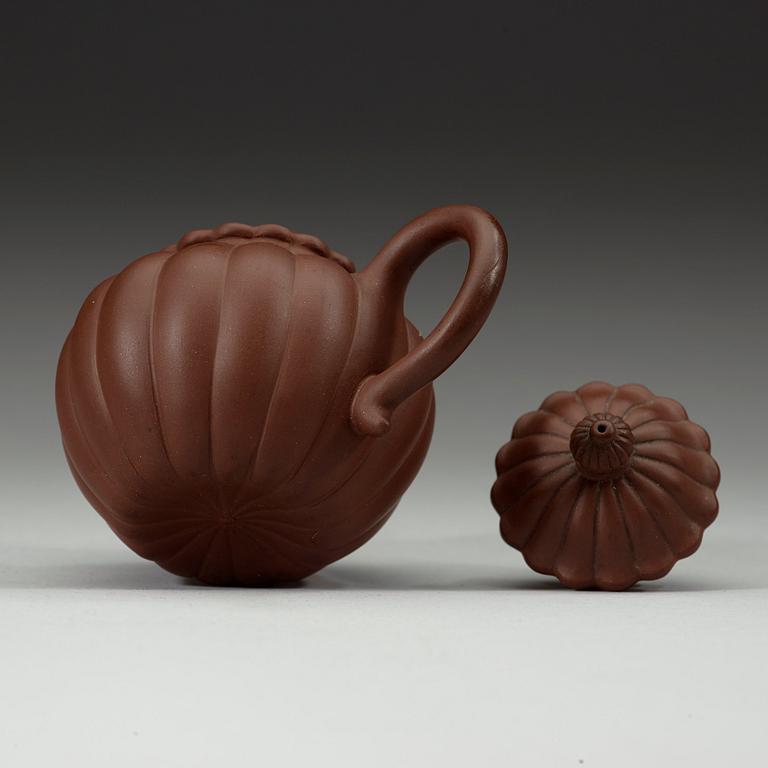 A Yixing chrysantemum-molded teapot, late Qing dynasty (1644-1912).