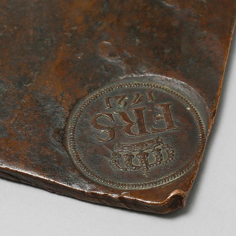 PLÅTMYNT, 4 daler, daterad 1721.