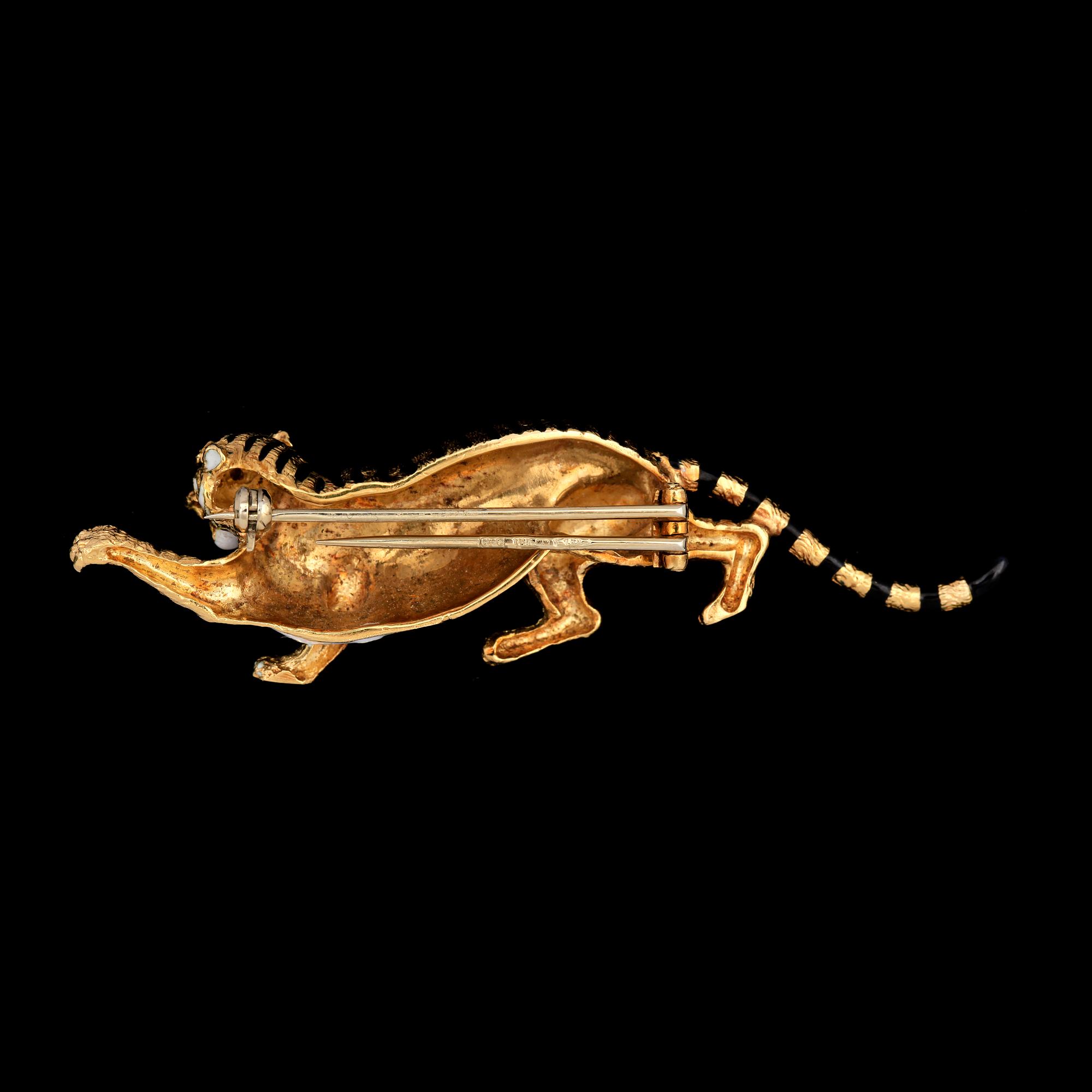 BROSCH, 18k guld, åttkantslipade diamanter samt emalj. Hovjuvelerare Carlman,1900-talets andra hälft. Tot vikt ca 16 g.