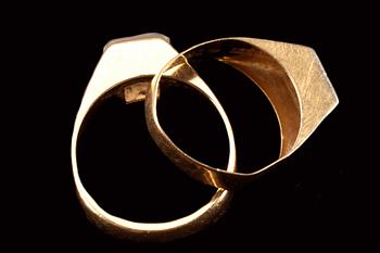 RINGAR, 2 st. 18k resp. 20k guld med bergkristall. Vikt tot 9 g.