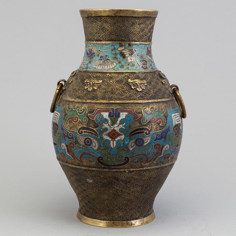 A cloisonné vase, 19th century.