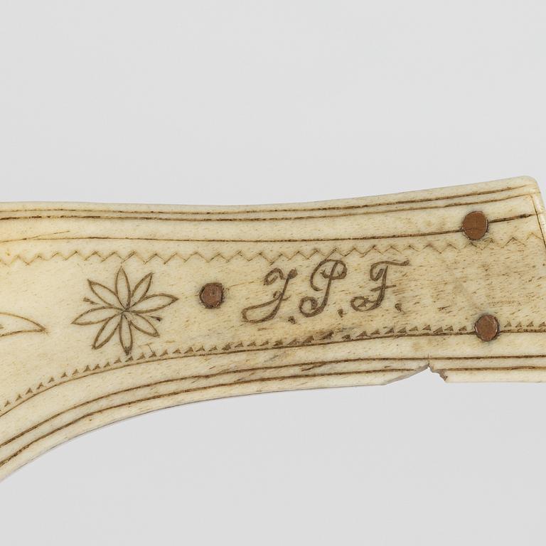 A reindeer horn knife by Jon Pålsson Fankki, signed and dated 1909.