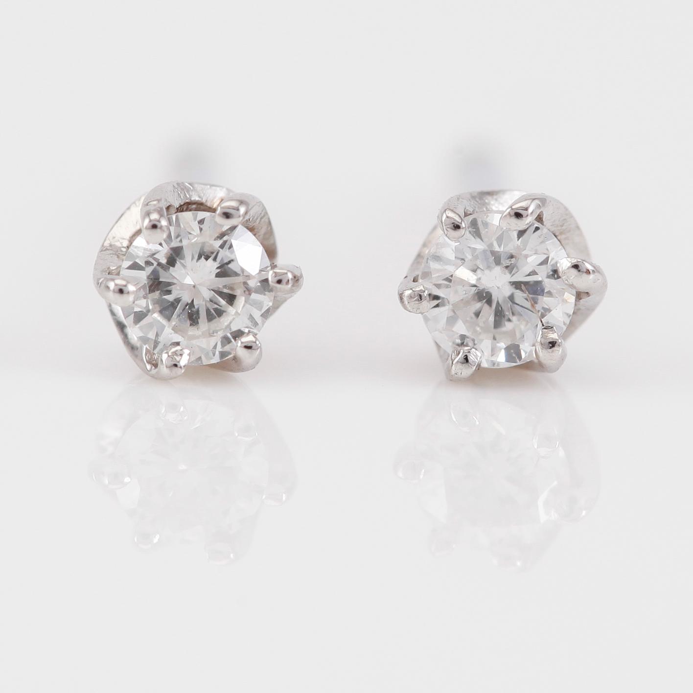 ÖRHÄNGEN, 1 par, 18K vitguld och diamanter tot ca 0.12 ct.