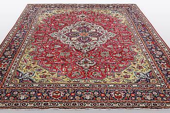 A carpet, Tabriz, ca 343 x 254 cm.