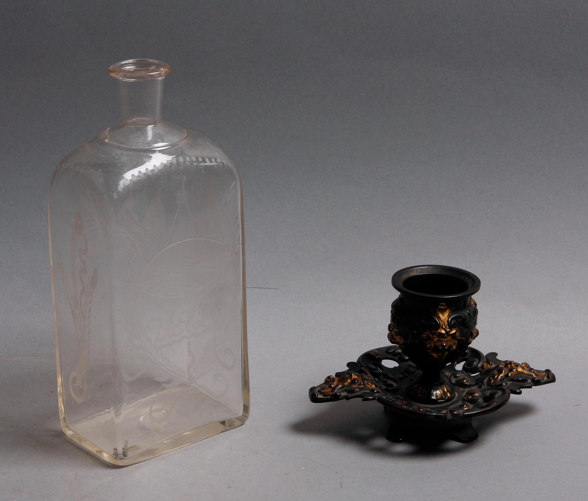 FLASKA samt CIGARRASKFAT, glas resp järn, 1800-tal.