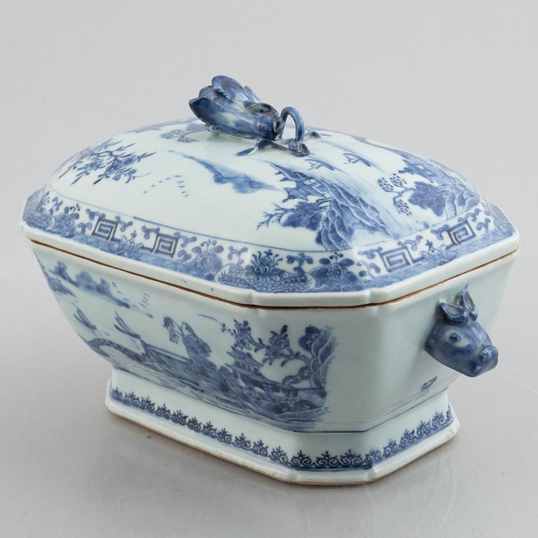 A blue and white tureen with cover, China, Qianlong (1736-95).