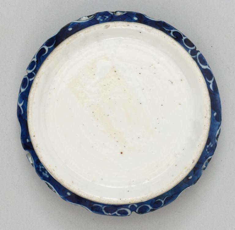 A blue and white bowl, Ming dynasty, 17th Century. With a procelain stand with Guanxu mark.