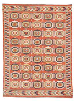 578. CARPET. "Röda åttan". Flat weave. 347,5 x 259 cm. Signed MMF.