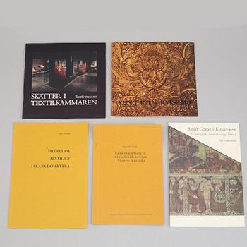 BOOKS AND BOOKLETS, 15 pieces, subject: ecclesiastical textiles and related topics.