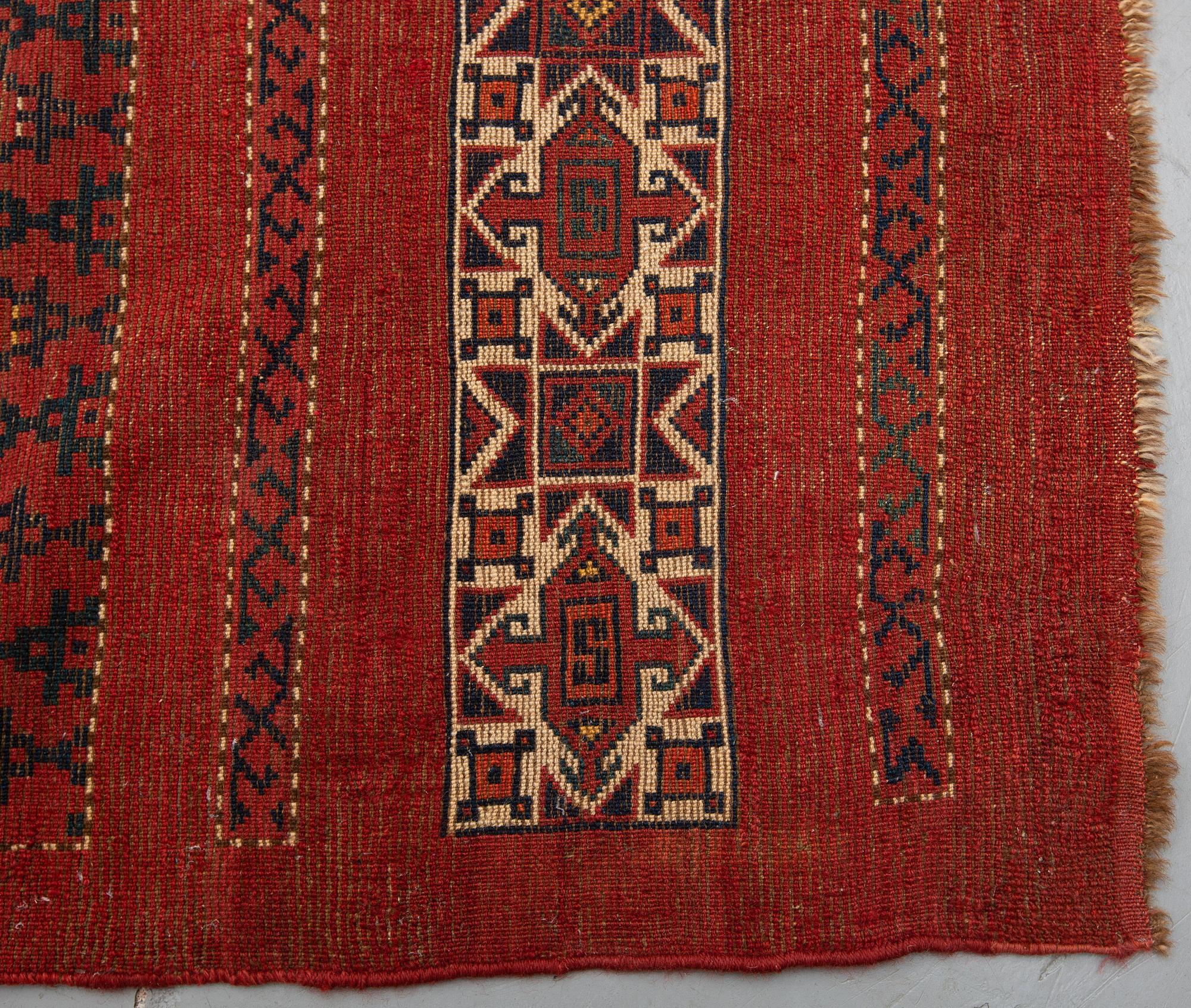 CHUVAL, antik Kirgiz/Turkmen, ca 115,5 x 209-211 cm (samt kortsidorna med ca 0,5-1 cm slätväv).