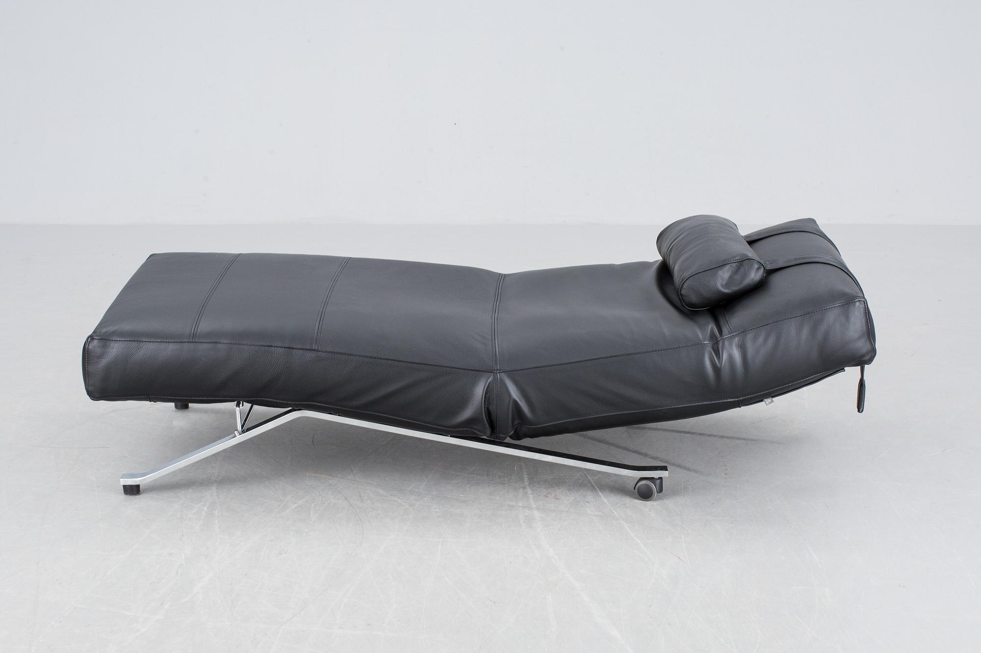 LIGGFÅTÖLJ, svart skinn, modell "Control", Eilersen. 2000-tal.