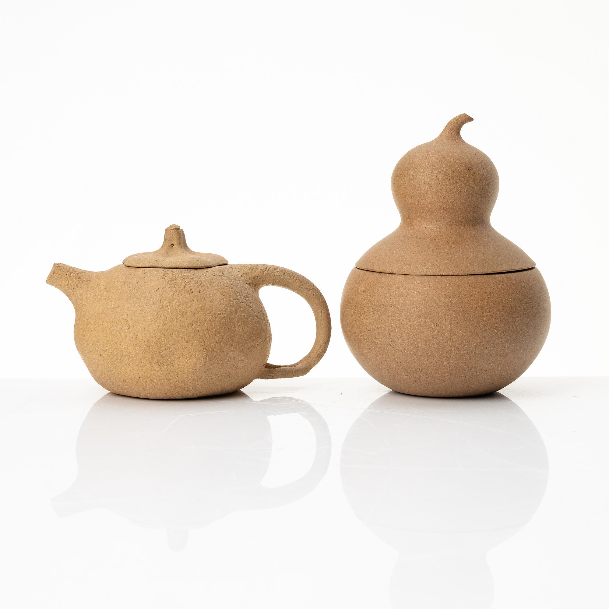 A teapot and a box with cover, yixing, China, 1970/80s-.