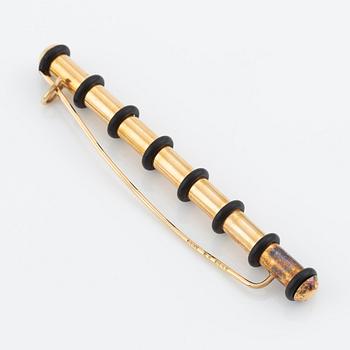 Annika Bertilsdotter brooch in 18K gold with rubber details.