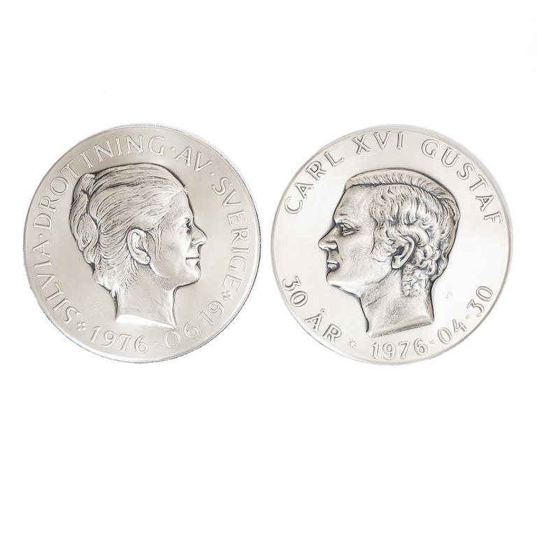 Relief, a pair, silver 999/1000, numbered 456 and 457/3000, Lagerströms Silver AB, Norrtälje 1976.