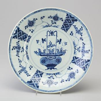 A blue and white porcelain dish, Qing dynasty, Kangxi (1662-1722).