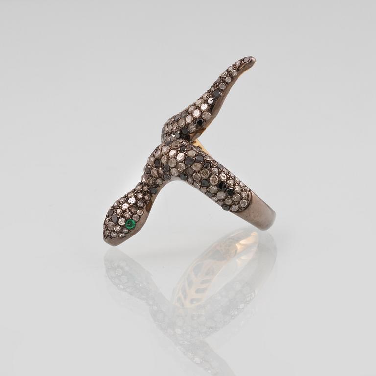 RING, förgyllt silver med fasettslipade diamanter ca 1.98 ct samt smaragder ca 0.03 ct. Vikt 5,0 gram.
