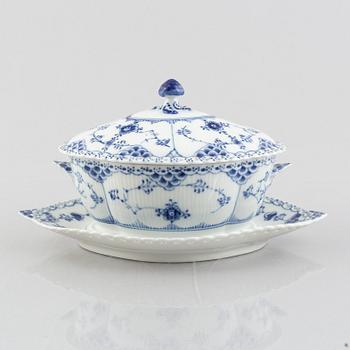 Såsterrin med lock, porslin, Royal Copenhagen, "Musselmalet helblond", modell 1106, 1969-73.