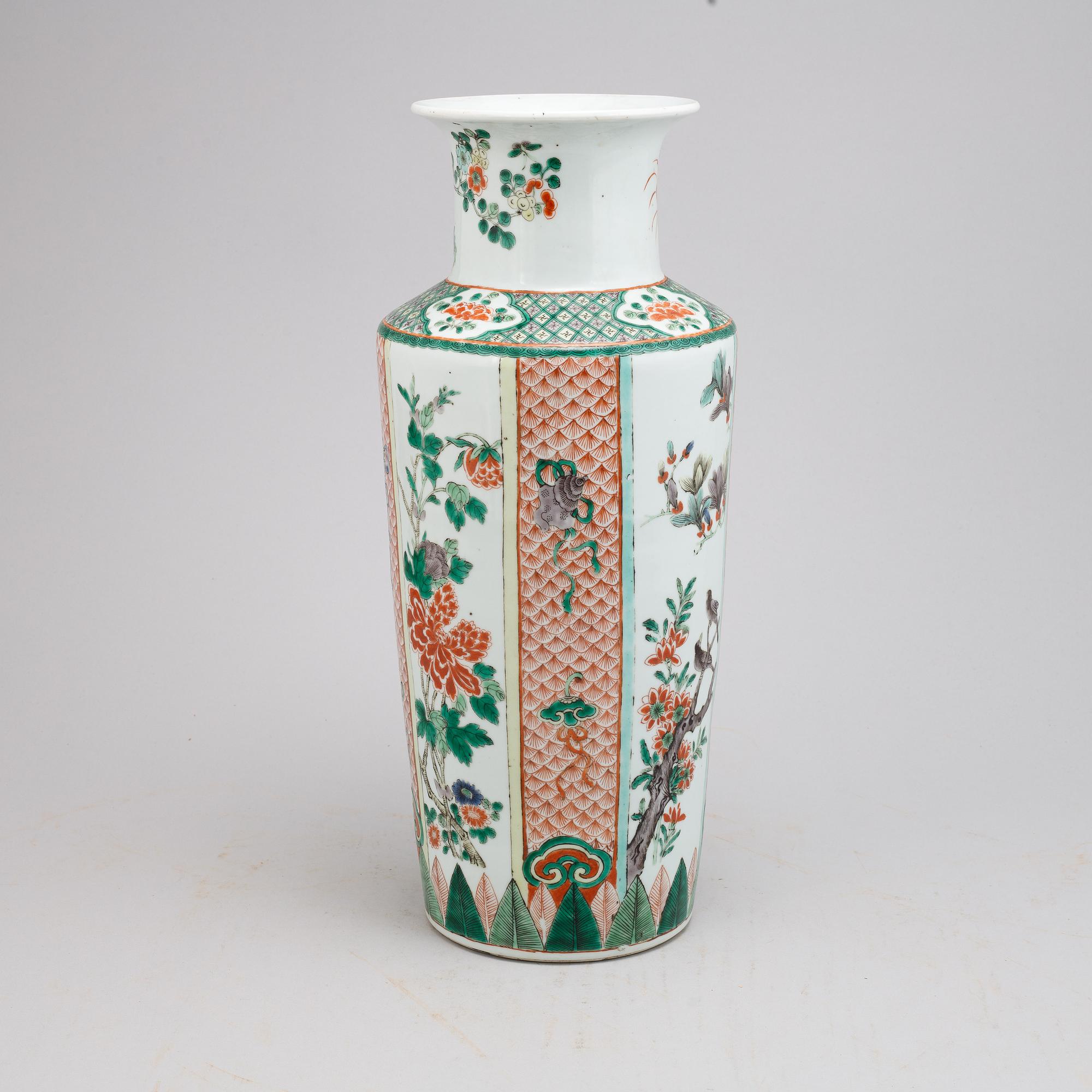 A Chinese Kangxi style porcelain vase, Qing dynasty, 19th century.