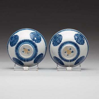 A pair of blue and white bowls, Qing dynasty with Xuandes four character mark.