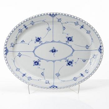 Royal Copenhagen, matservis, 44 delar, porslin, "Musselmalet", helblond , Danmark.