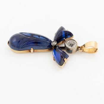 Pendant, 18K gold with carved sapphires, white sapphire, and a small rose-cut diamond.