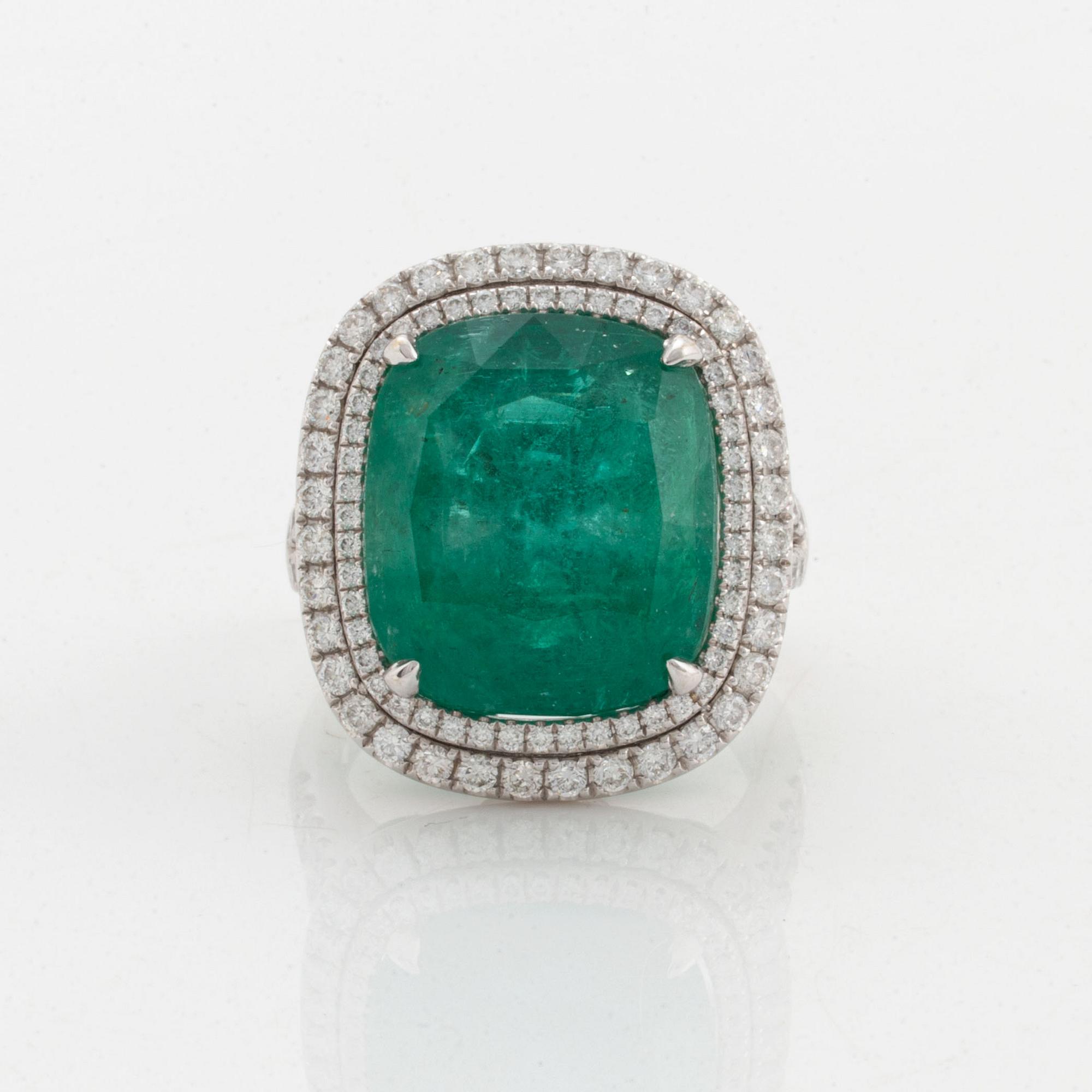 An 18K white gold ring set with a faceted emerald.