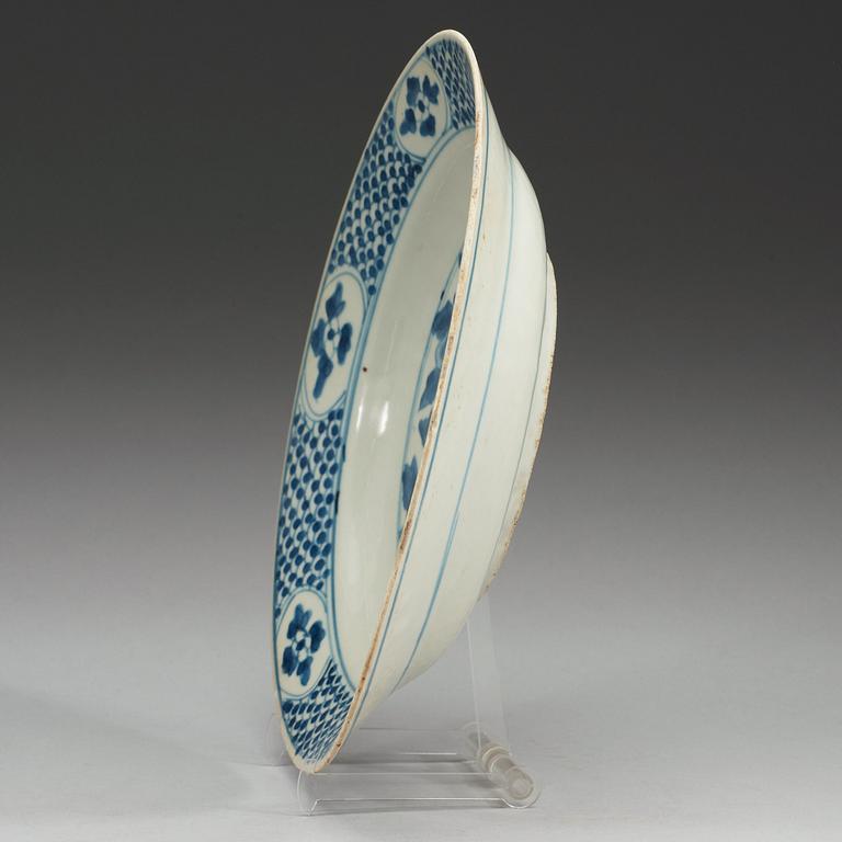 A blue and white Swatow dish, Ming dynasty, Wanli (1572-1620).