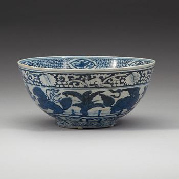 A large blue and white bowl, Ming dynasty, Wanli (1572-1620).