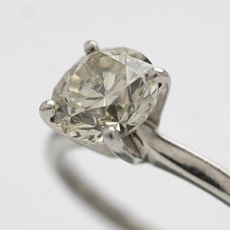 Solitaire ring in 950 platinum with a round brilliant-cut diamond, GIA certified, Van Bruun.