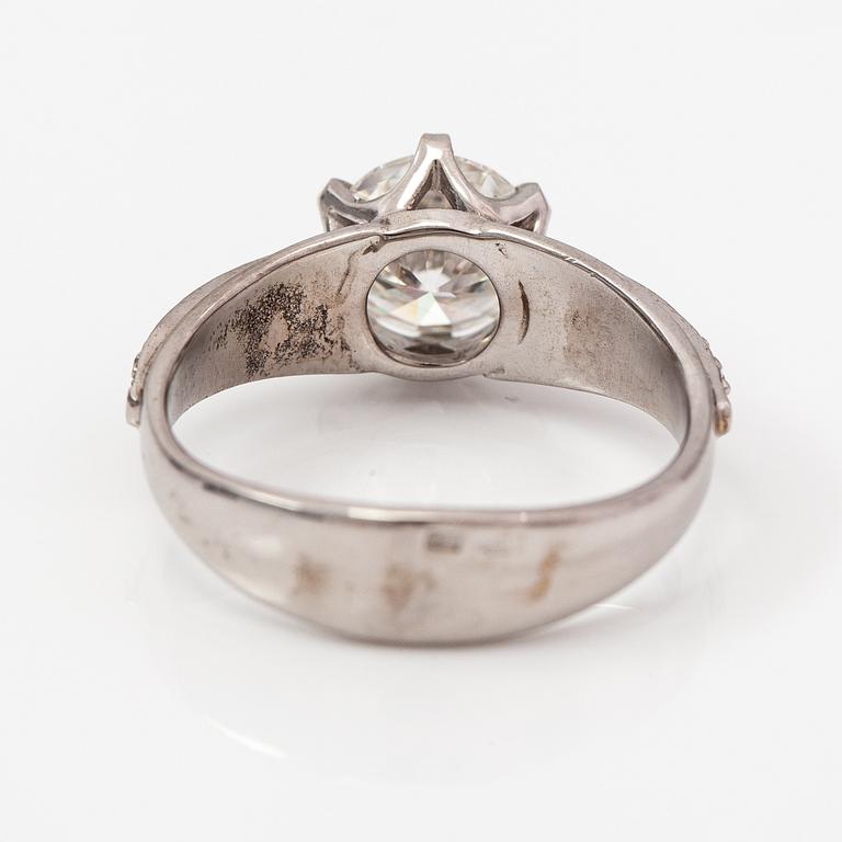 Sormus, 14K valkokultaa, moissaniitti n. 1.50 ct ja timantteja n. 0.12 ct yht. GRA-todistus.