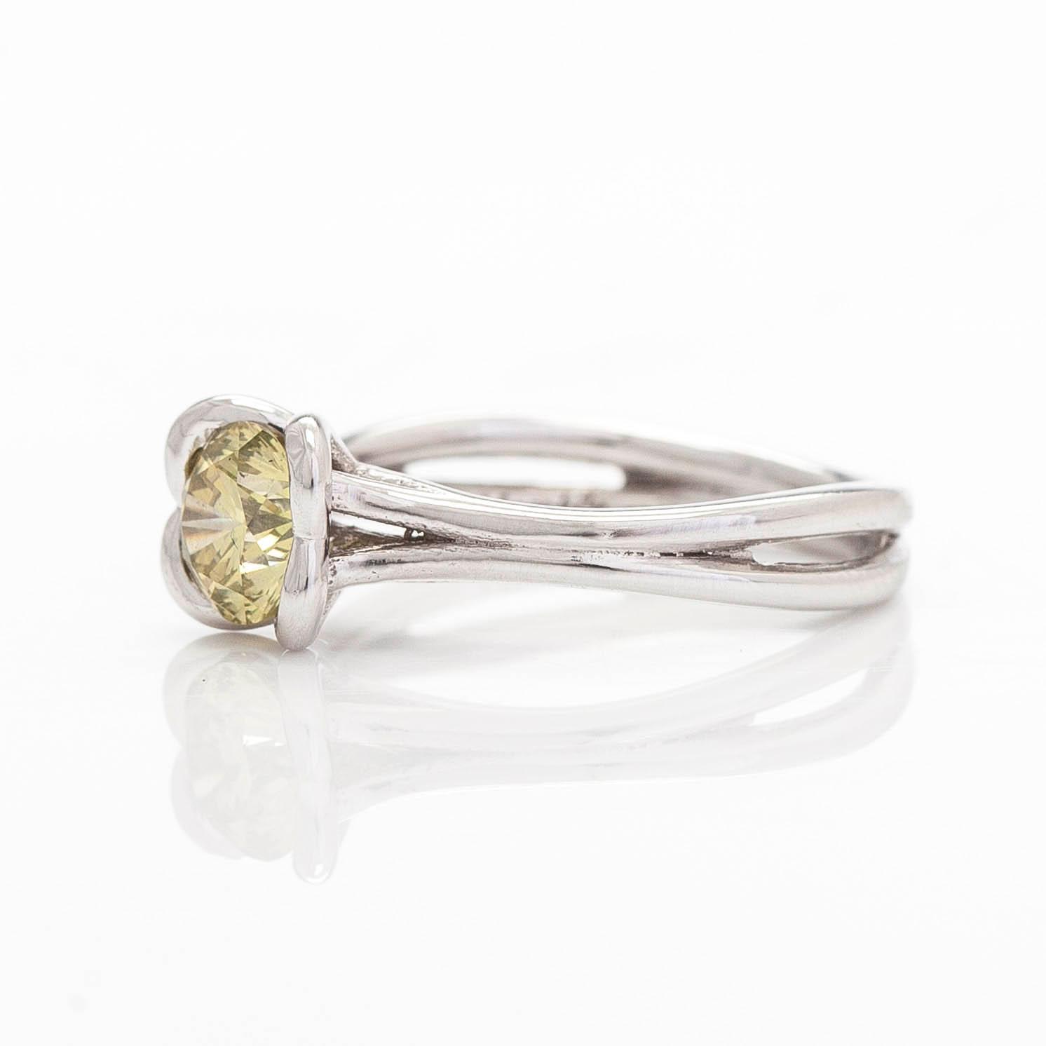 Ring, 18K vitguld med färgbehandlad gul diamant.