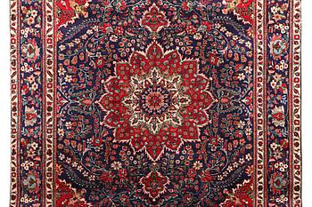 A Tabriz carpet, c. 303 x 214 cm.