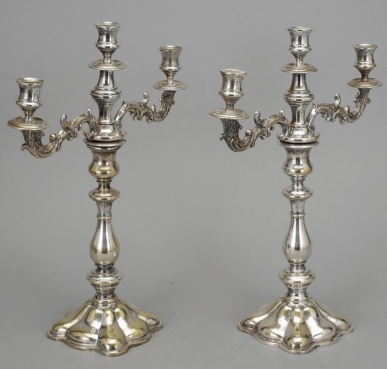 KANDELABRAR, ett par, nysilver. Warszawa, 1800-talets slut.