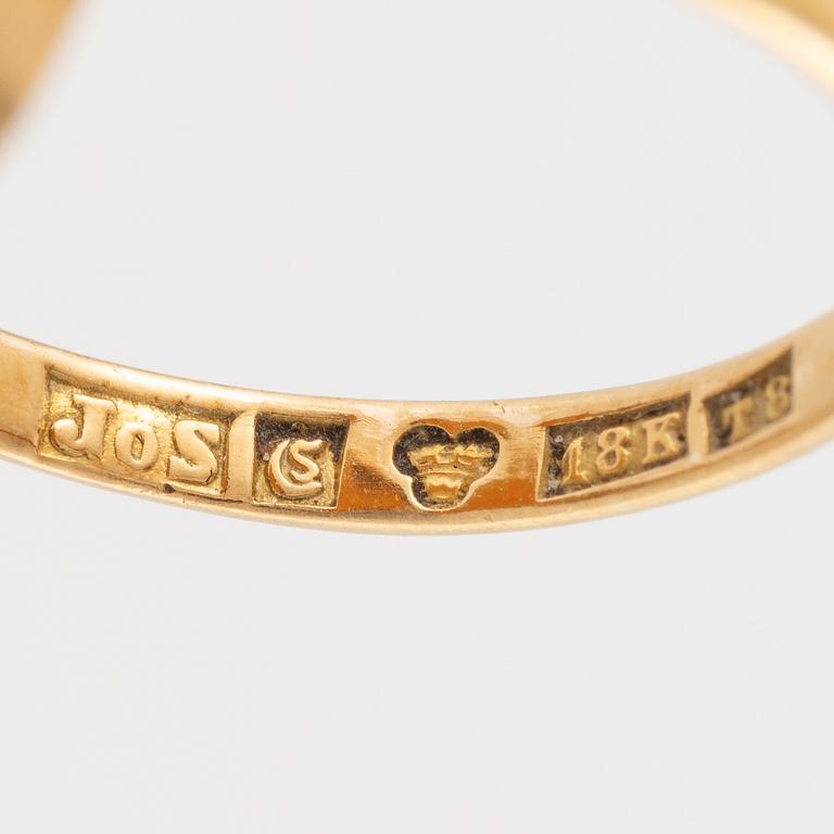 Ring in 18K gold with a shell cameo.